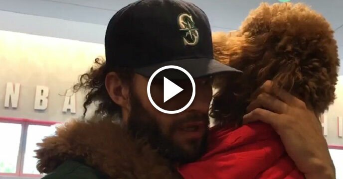 Bulls' Robin Lopez Holds His Massive Dog While Doing Exit Interview